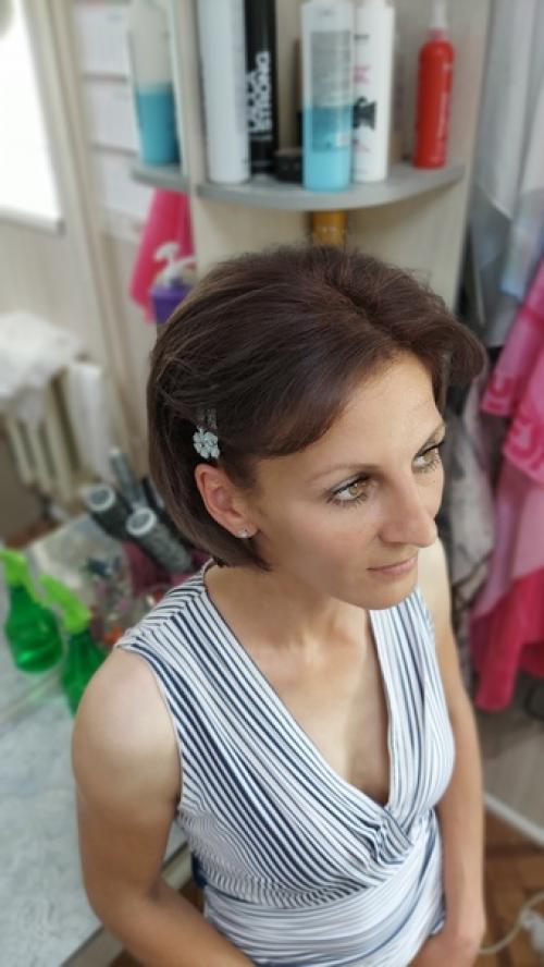 Праздничное событие - это повод для каждой женщины, чтобы покрасоваться, сделать макияж и прическу. 04