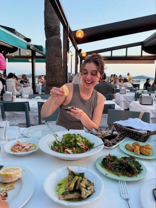 Турецкая мода: любимая летняя прическа звезды Лейлы и спрячь меня джемре байсел. 01