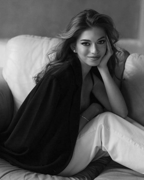 А так выглядит 14-летняя дочь веры Брежневой Сара киперман. 03