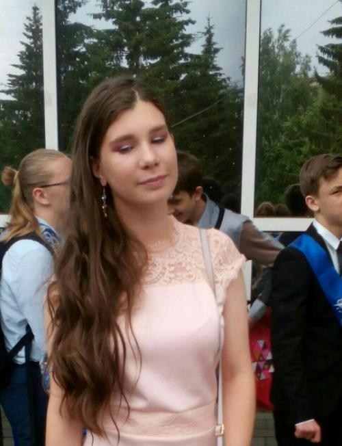 Разглядываю фотографии с вероникиного выпускного. 01