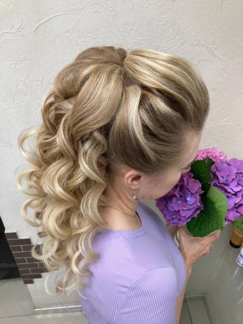 Неухоженность женщины выдают секущиеся кончики волос, непрокрашенные корни, немытые волосы собранные в хвост. 02 Неухоженность женщины выдают секущиеся кончики волос, непрокрашенные корни, немытые волосы собранные в хвост. 02