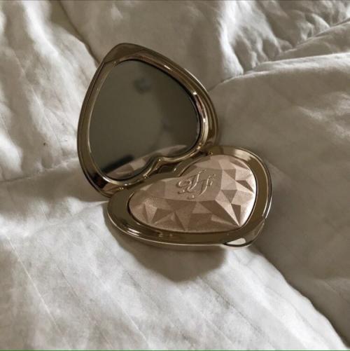 Изменения внешности. В деле работы над своей внешностью лучшим другом выступает зеркало. 01 Изменения внешности. В деле работы над своей внешностью лучшим другом выступает зеркало. 01