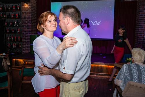 Разглядываю фотографии с вероникиного выпускного. 04