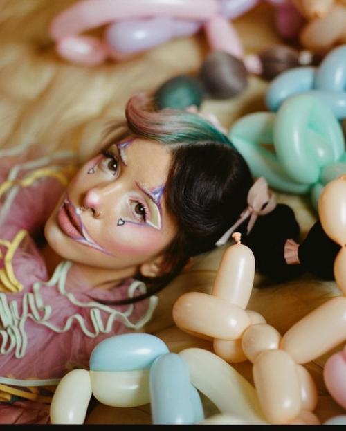 Мелани дала комментарий по поводу четырех фото, что фанаты недавно обнаружили в инстаграме фиби Джордан коули: 04