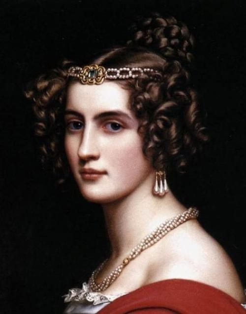 Немного истории.   Ободок для волос или обруч, имеет длинную историю. 01