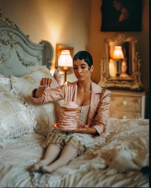 Мелани дала комментарий по поводу четырех фото, что фанаты недавно обнаружили в инстаграме фиби Джордан коули: 02