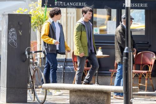 Барри Аллен сам себя на фото со съёмок Флэша встречает. 01 Барри Аллен сам себя на фото со съёмок Флэша встречает. 01