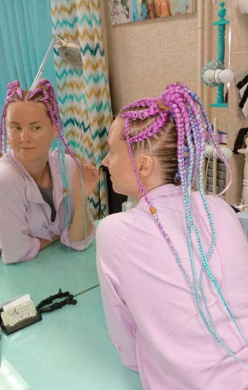 Прическа брейды в 2 хвоста с заплетёнными концами с добавлением цветного канекалона подходит как нельзя лучше для разного рода фестивалей. 01