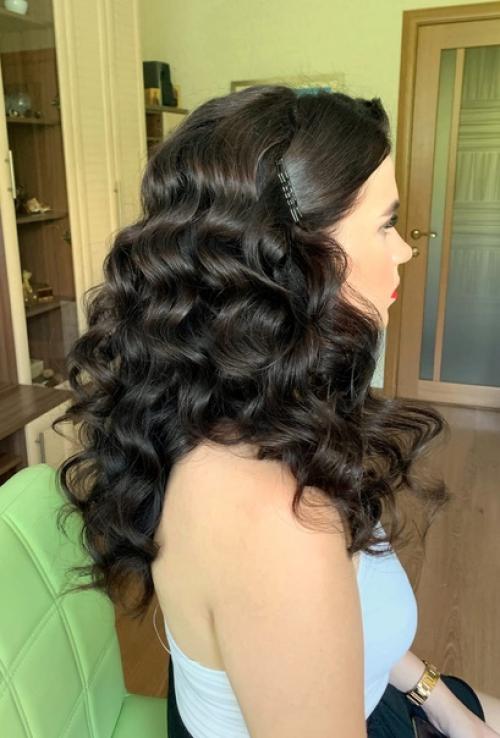 Локоны - это тоже прическа, на которую требуется не меньше, а иногда даже больше времени, чем на пучок. 01