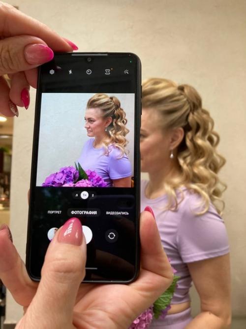 Неухоженность женщины выдают секущиеся кончики волос, непрокрашенные корни, немытые волосы собранные в хвост. 01 Неухоженность женщины выдают секущиеся кончики волос, непрокрашенные корни, немытые волосы собранные в хвост. 01