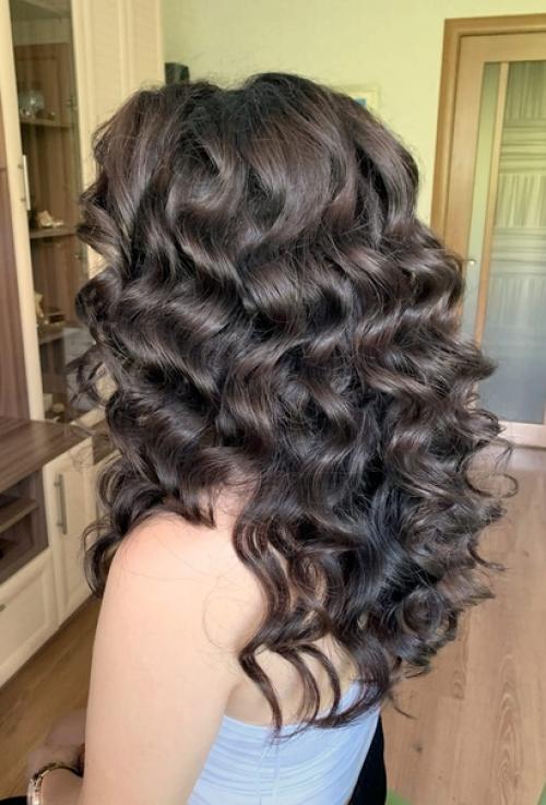 Локоны - это тоже прическа, на которую требуется не меньше, а иногда даже больше времени, чем на пучок. 02