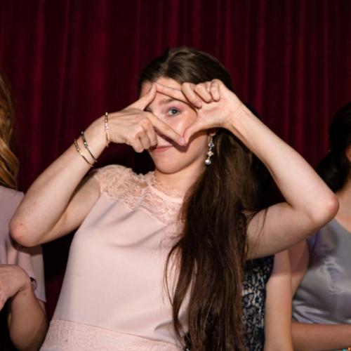 Разглядываю фотографии с вероникиного выпускного. 06