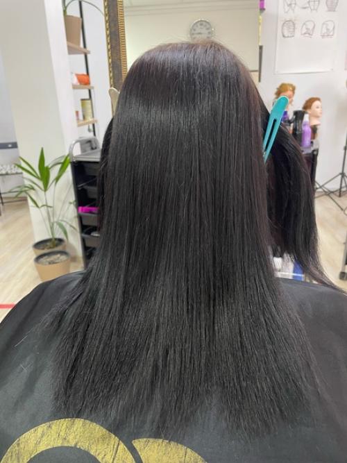 Наращивание волос - это процесс добавления натуральных волос для увеличения их длины или объема. 01