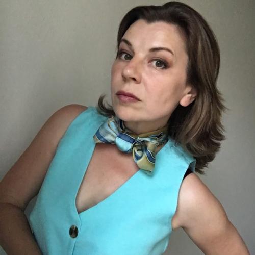 Маленький шейный платок - это украшение скучного делового костюма, деталь, говорящая о элегантности и ярком характере обладательницы. 03