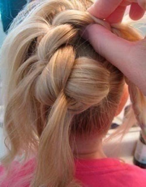 Шикарная прическа. 1. сделайте основной конский хвостик в том месте, где пожелаете и завяжите его эластичной резинкой. 05 Шикарная прическа. 1. сделайте основной конский хвостик в том месте, где пожелаете и завяжите его эластичной резинкой. 05