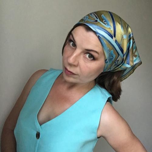 Маленький шейный платок - это украшение скучного делового костюма, деталь, говорящая о элегантности и ярком характере обладательницы. 02