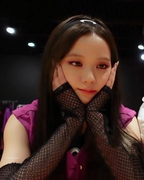 Съемочная команда Marie Claire Korea о джису в сентябрьском выпуске журнала: в день, когда лило как из ведра, место съёмок было в Paju. 01