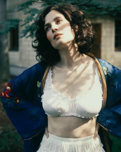 Юлия снигирь в винтажном нижнем белье в новой романтической фотосессии. 01