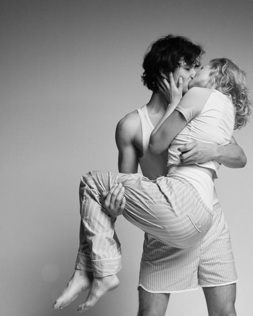 Саша бортич с новым возлюбленным устроили фото - камасутру. 08