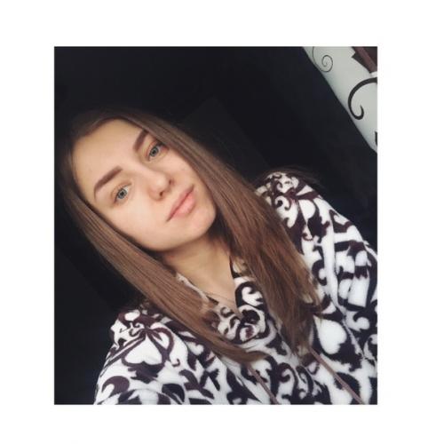 Черты лица красивые, губы и улыбка - тоже. 01