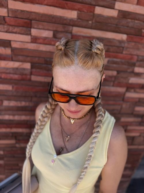 Как бы в дополнение к предыдущему посту, о том, что не все любят идеально затянутые и зализанные прически. 01