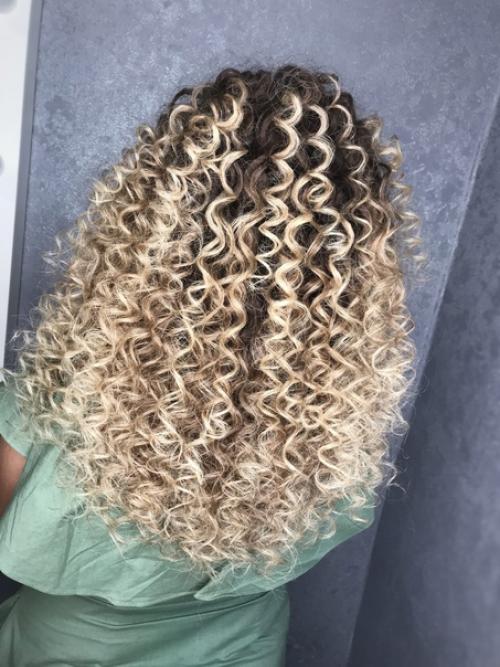 Уже несколько сезонов подряд мелкие кудряшки не выходят из моды и являются актуальным вариантом женской прически. 01