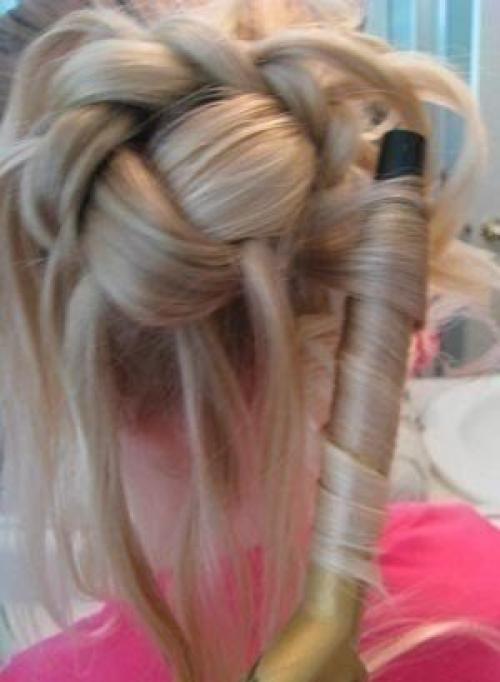 Шикарная прическа. 1. сделайте основной конский хвостик в том месте, где пожелаете и завяжите его эластичной резинкой. 06 Шикарная прическа. 1. сделайте основной конский хвостик в том месте, где пожелаете и завяжите его эластичной резинкой. 06