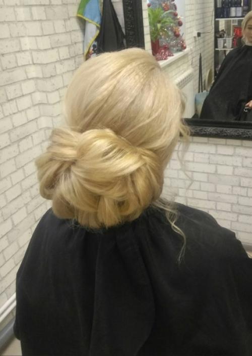 Низкий пучок - это отличная прическа на любой случай жизни. 01