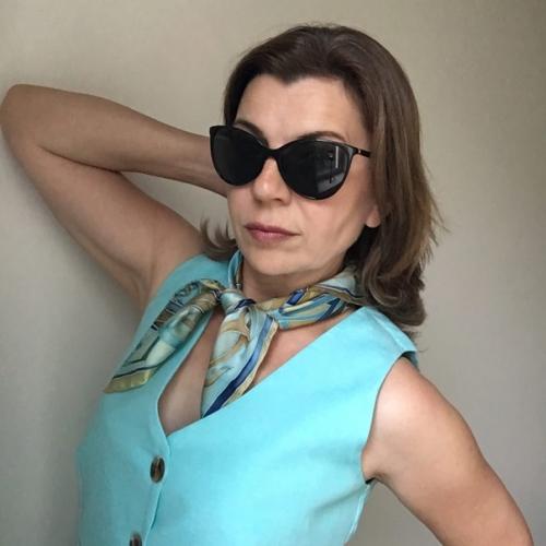 Маленький шейный платок - это украшение скучного делового костюма, деталь, говорящая о элегантности и ярком характере обладательницы. 01