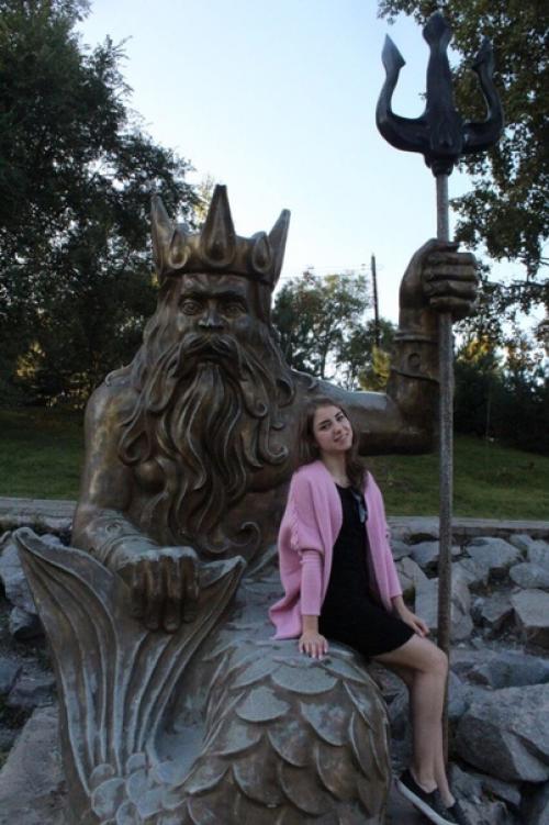 Черты лица красивые, губы и улыбка - тоже. 03