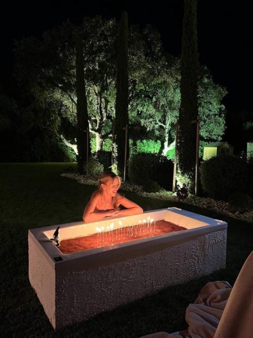 Павел Дуров своей невесте ванну с тирамису подготовил. 01