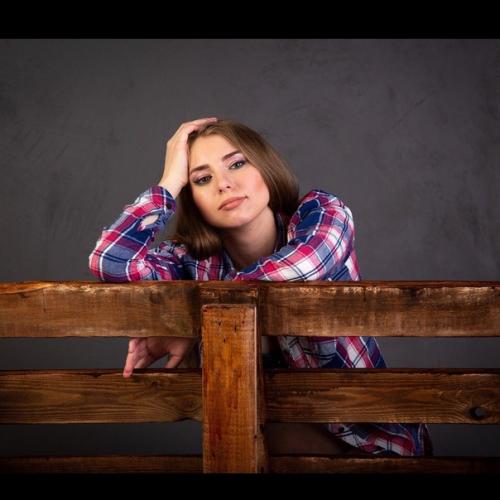 Черты лица красивые, губы и улыбка - тоже. 02