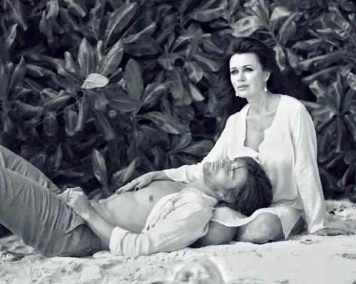 Глаза Завораживают: опубликованы романтичные фото Анастасии Заворотнюк и Петра Чернышева. 01