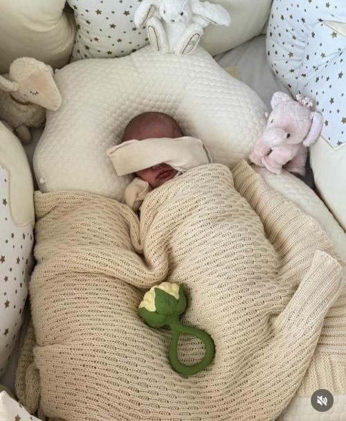 Валентина Иванова прокомментировала скандал вокруг фото с матерью Тимати, где она перерезает пуповину своей внучке. 02