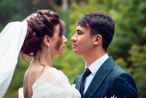 Собранная свадебная причёска в исполнении Ольги вельмисевой создали очень нежный образ для красавицы невесты. 01