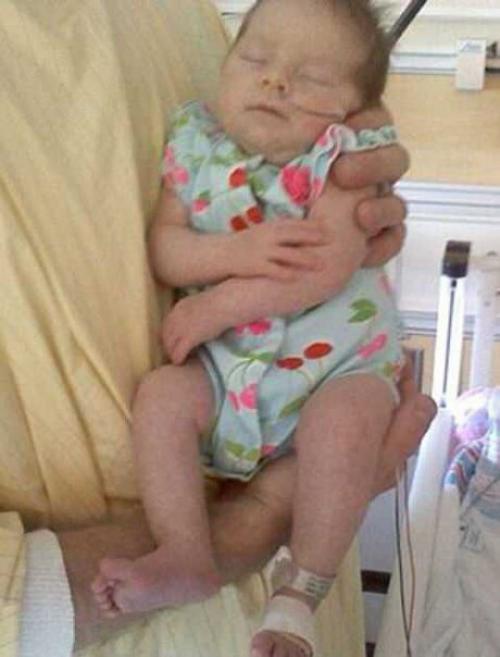 Раненная молнией женщина ребенка с необычными патологиями родила. 03