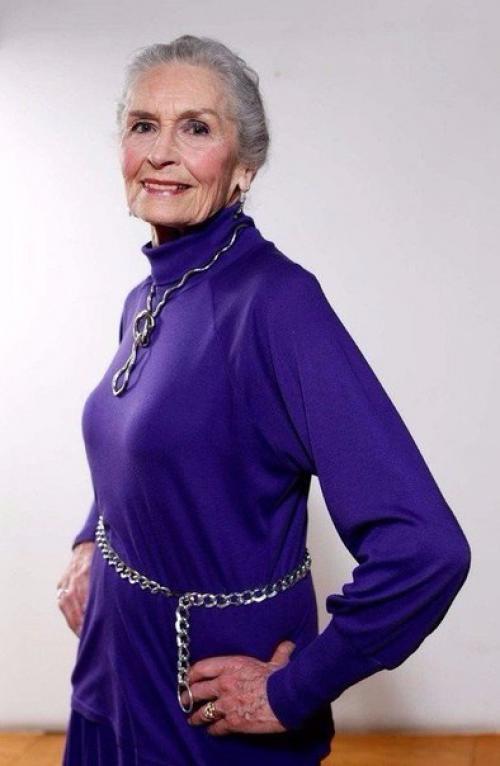 Вроде бы обычная бабушка. 01