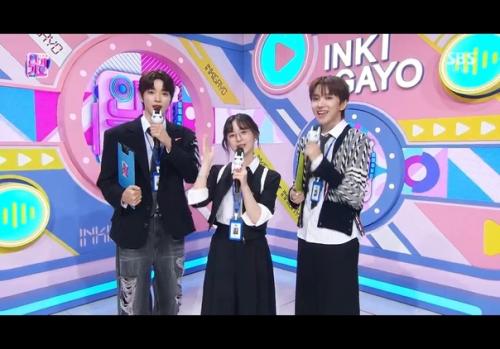 Theqoo сончан из Riize X чжиху X унхак из Boynextdoor ведут Inkigayo в реальном времени. 01