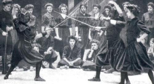 Дамские дуэли.  Дуэль считается прерогативой мужчин, они сходились в смертельных поединках из-за задетой чести, либо за дам своего сердца. 03