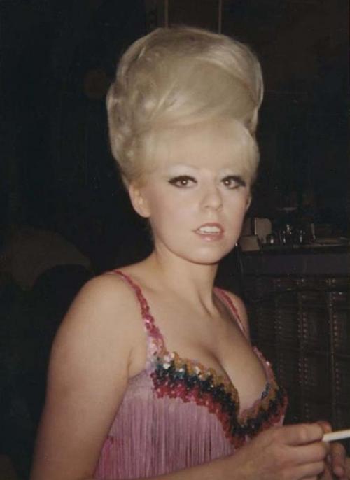 Размер имеет значение: ох уж эти женские прически 60-х. 02