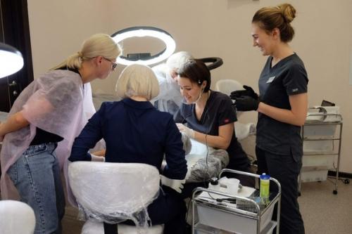 10 лет назад сибирячка Наталья еселевич делала макияж и прически красоткам, а теперь рисует соски и брови женщинам с раком груди. 01