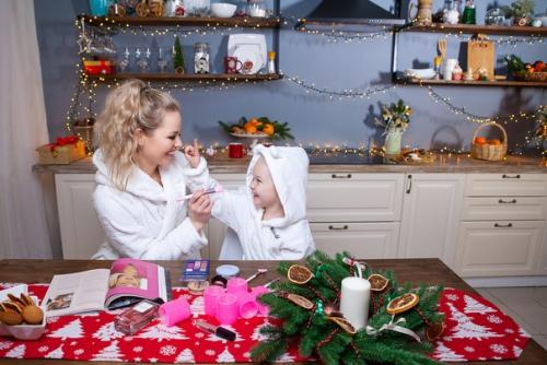 Лучшие прически для новогодней фотосессии, пожалуй, самая популярная укладка на новогодних фото - локоны. 07