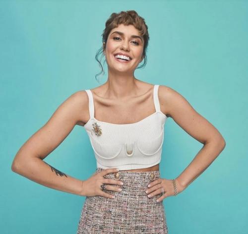 После новой фотосессии фанаты уговаривают Агату муцениеце отрезать челку. 01