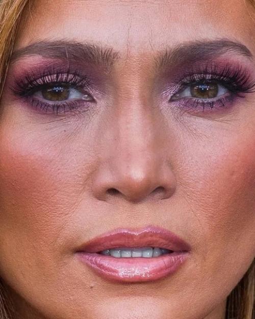 Фотосессия vs реальность: как на самом деле выглядят звезды вблизи. 03