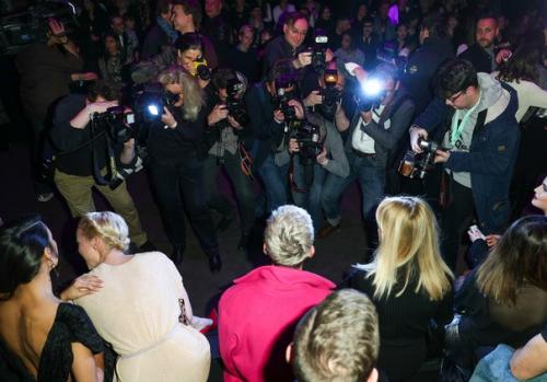 Наконец - то можно рассмотреть новую причёску Билла вблизи и со всех сторон. 05