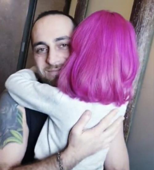 Папа решил сделать доченьке подарок втихаря от мамы. 02