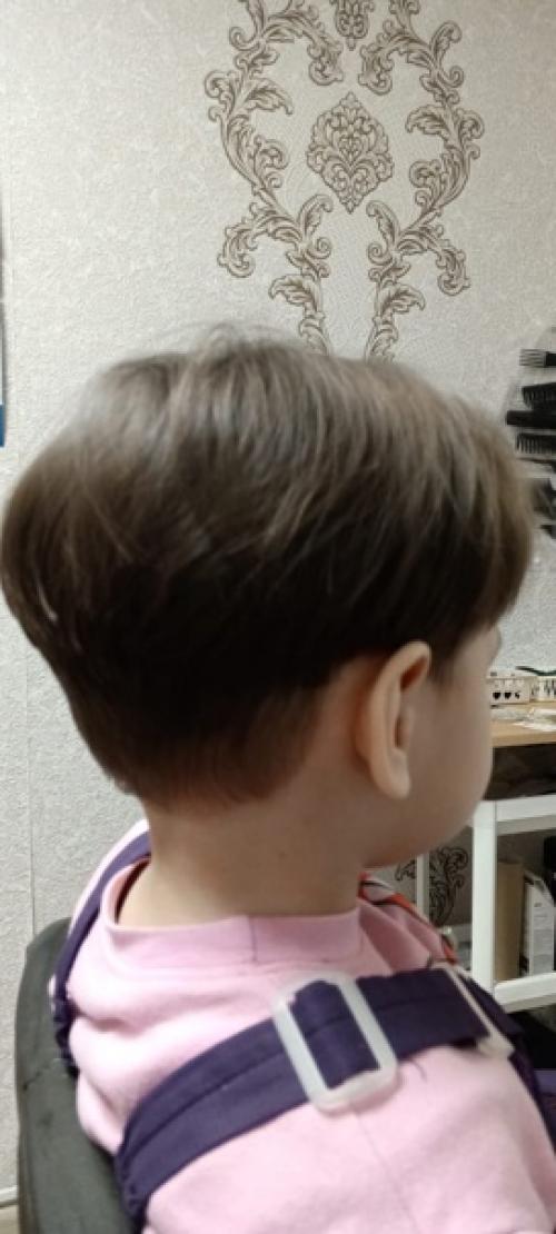 Сделали дочке стрижку, по моему дочка не совсем довольная. 01