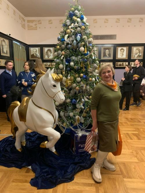 Новый год не экзамен, чтоб стремиться к лучшей отметке, лучшему платью, прическе, особенному столу. 

