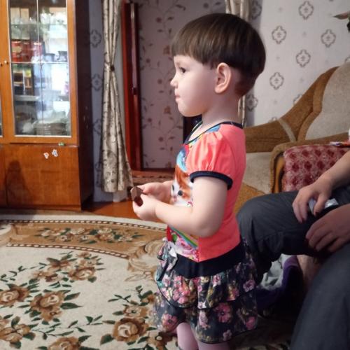 Сделали дочке стрижку, по моему дочка не совсем довольная. 02