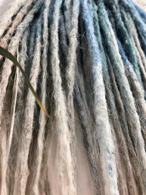 У каждого в жизни наступает момент, когда хочется простого человеческого заплести дреды и больше не быть онлайн. 01